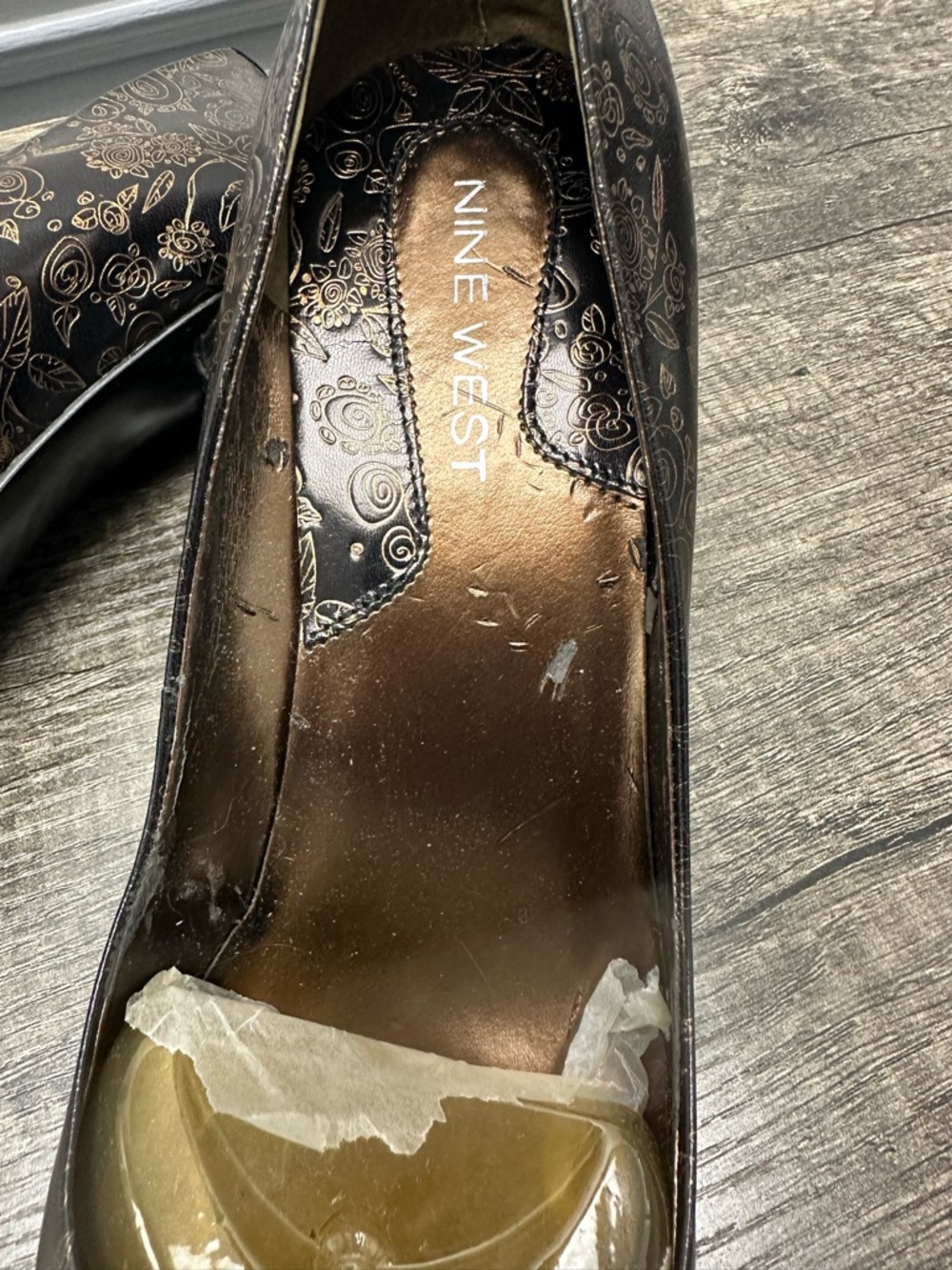 Nine West Black Leather Pumps with Gold Floral Accents NWB - Picture 3 of 13